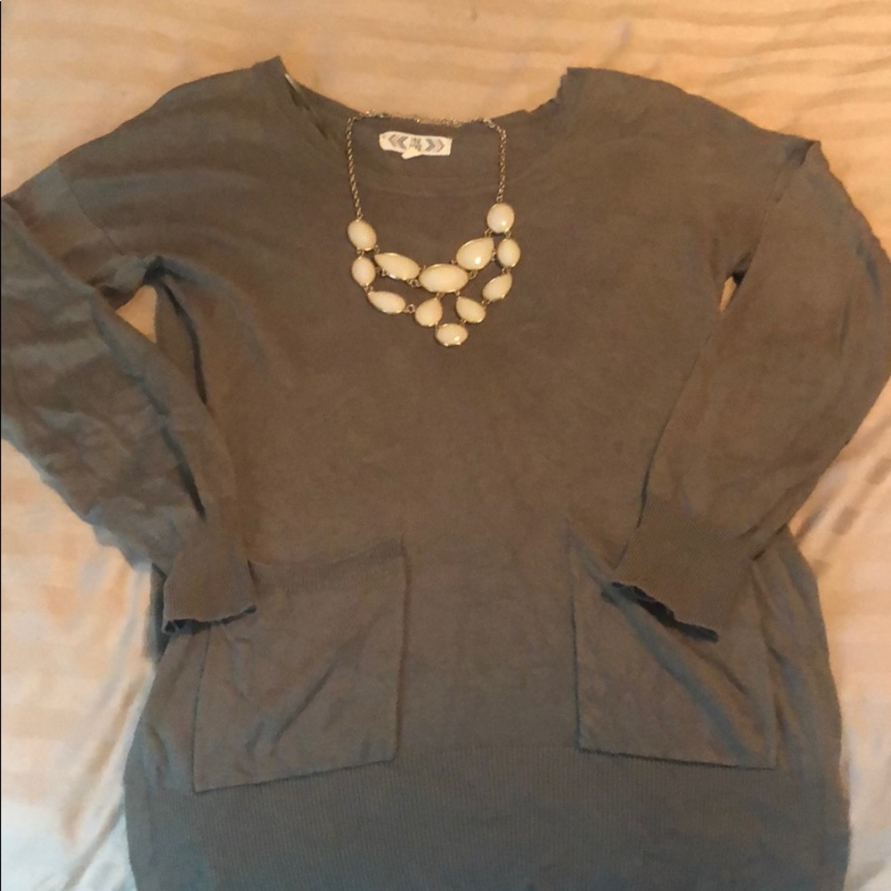 Olive green sweater 2 pockets on front